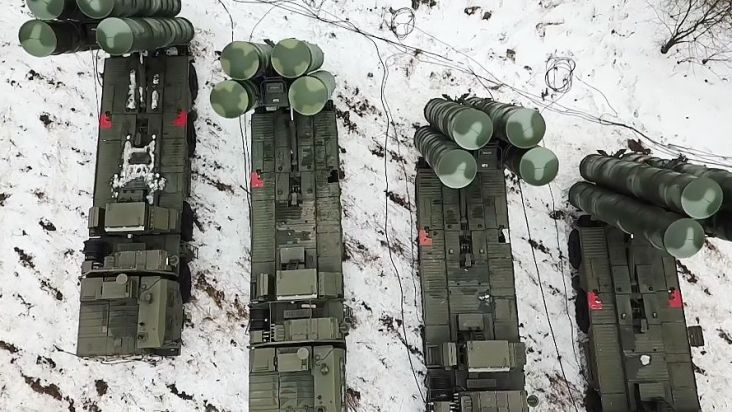 Sistemas de m&iacute;sseis de defesa a&eacute;rea S-400 Triumf durante os exerc&iacute;cios militares conjuntos "Allied Determination 2022" realizados por tropas bielorrussas e russas - Foto: Russian Defence Ministry